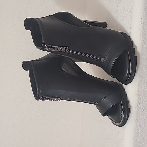 NWOT DKNY Black Dua Sandal Bootie. Size 6.5 - Picture 1 of 8